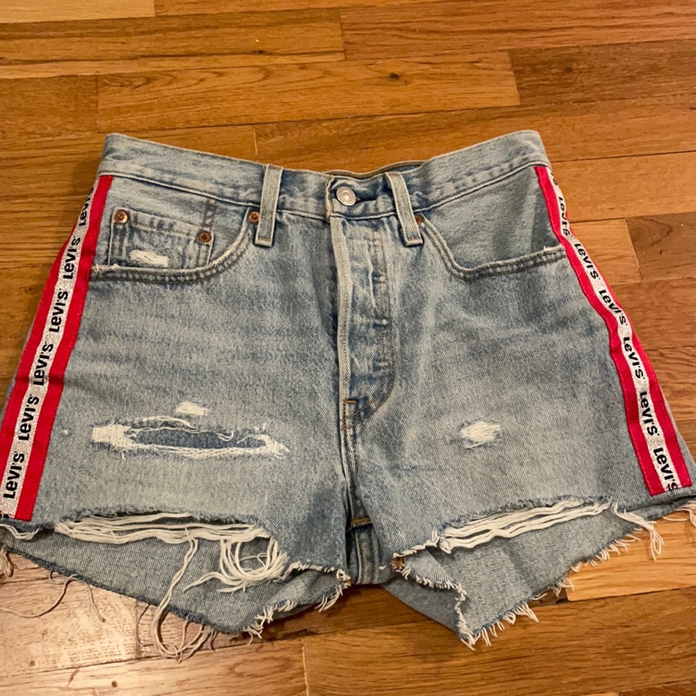 LEVI’S SHORTS